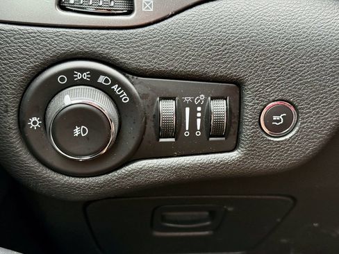 Used 2019 Jeep Cherokee Limited AWD/4WD image 24