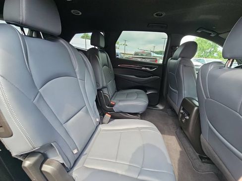 Used 2023 Buick Enclave Essence AWD/4WD image 29