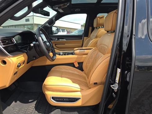 Used 2025 Jeep Grand Wagoneer Series III w/ Rear Seat Video Group 1 AWD/4WD image 10