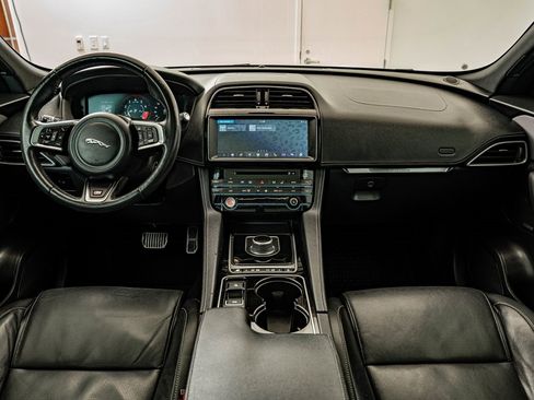 Used 2017 Jaguar F-PACE S image 29