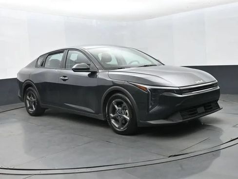 Used 2025 Kia K4 FWD image 2