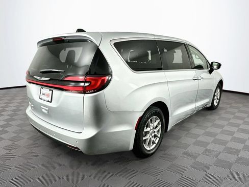 Certified 2024 Chrysler Pacifica Touring-L FWD image 11