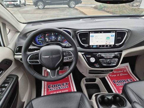 Used 2024 Chrysler Pacifica Limited FWD image 8