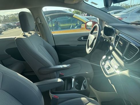 Used 2018 Chrysler Pacifica Touring Plus image 12