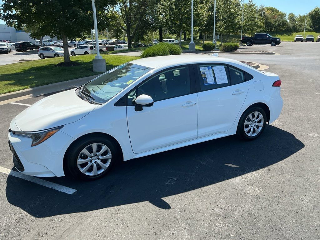Used 2025 Toyota Corolla LE FWD image 5