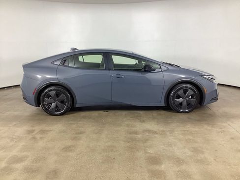 Used 2025 Toyota Prius LE FWD image 4