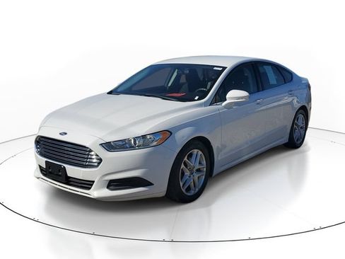 Used 2016 Ford Fusion SE FWD image 2