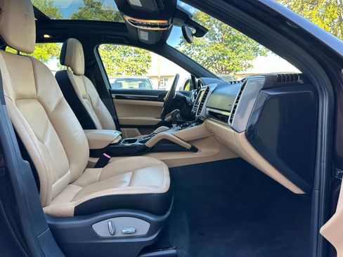 Used 2014 Porsche Cayenne Platinum Edition image 24