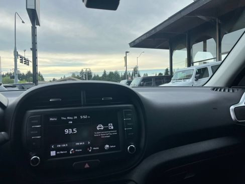 Used 2025 Kia Soul LX w/ LX Technology Package FWD image 20