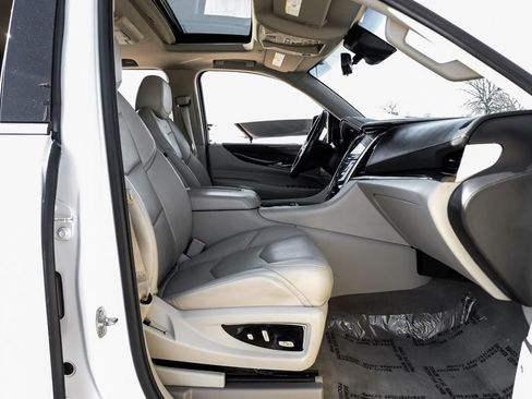 Used 2020 Cadillac Escalade ESV Premium Luxury image 36