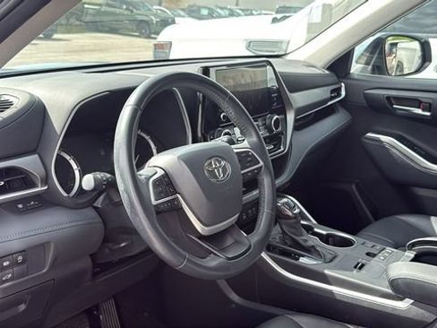 Used 2024 Toyota Highlander XLE FWD image 11
