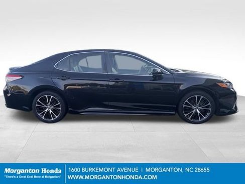 Used 2018 Toyota Camry SE w/ Moonroof Package FWD image 9