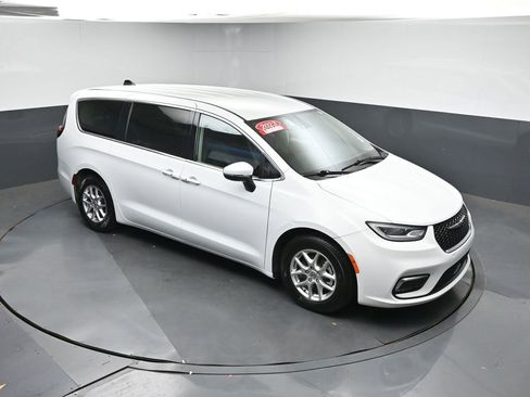 Used 2023 Chrysler Pacifica Touring-L image 42