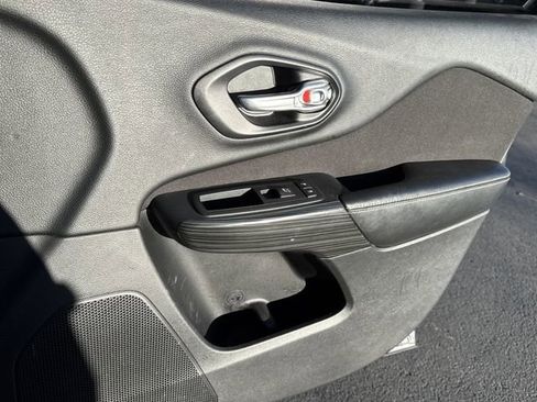 Used 2016 Jeep Cherokee Latitude w/ Cold Weather Group image 21