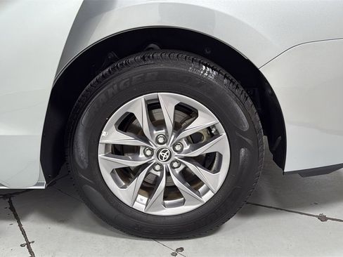 Used 2024 Toyota Sienna XLE image 24
