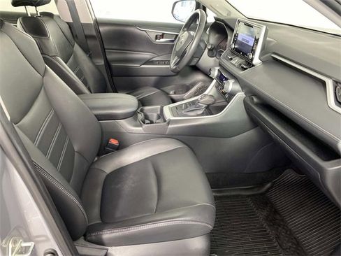 Used 2019 Toyota RAV4 XLE Premium image 11