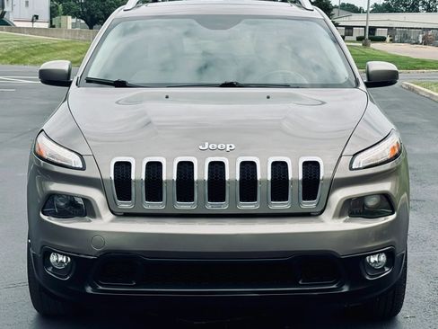 Used 2017 Jeep Cherokee Limited w/ Trailer Tow Group AWD/4WD image 11