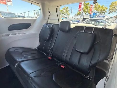 Used 2017 Chrysler Pacifica Touring-L Plus FWD image 9
