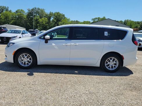 Used 2022 Chrysler Voyager LX FWD image 5