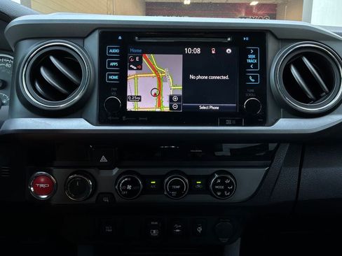 Used 2018 Toyota Tacoma TRD Off-Road AWD/4WD image 33