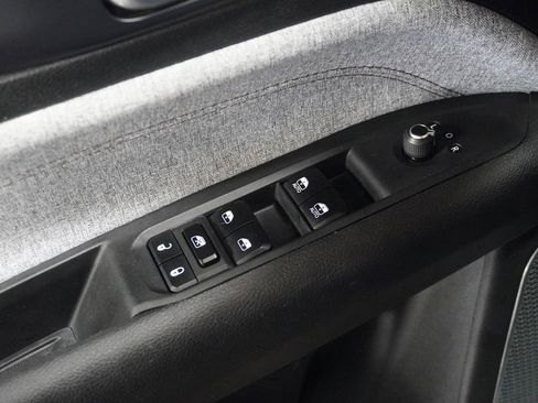 Used 2023 Jeep Compass Latitude image 27