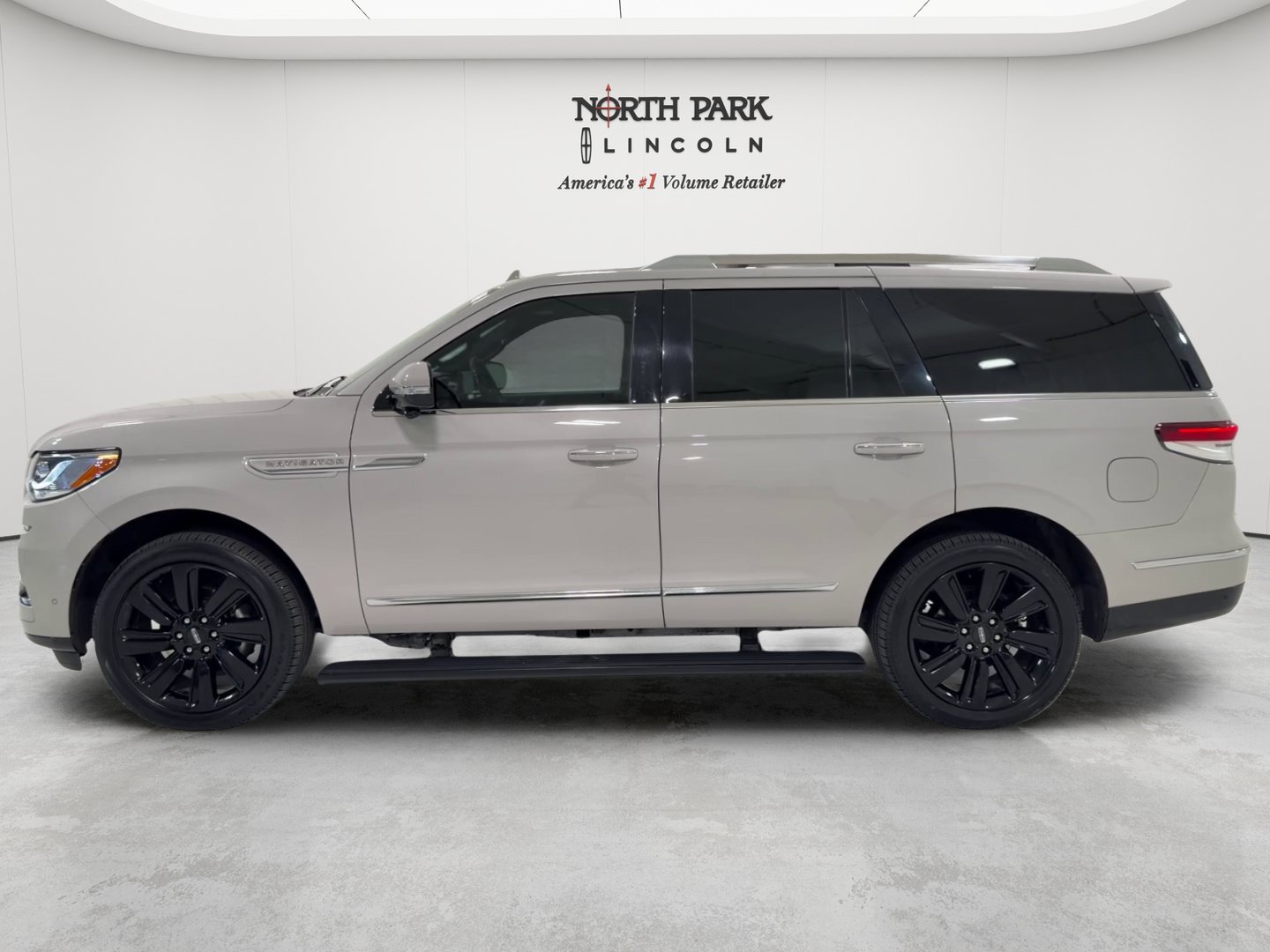 Used 2023 Lincoln Navigator Reserve AWD/4WD image 2