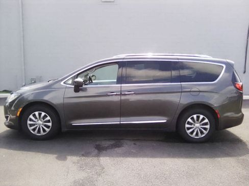 Used 2019 Chrysler Pacifica Touring-L FWD image 7
