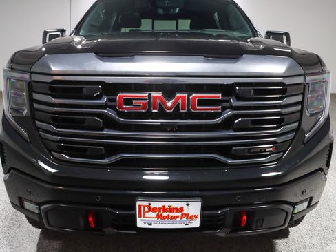 Used 2024 GMC Sierra 1500 AT4 w/ Technology Package AWD/4WD image 5