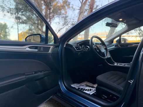 Used 2018 Ford Fusion SE w/ Fusion SE Technology Package FWD image 7