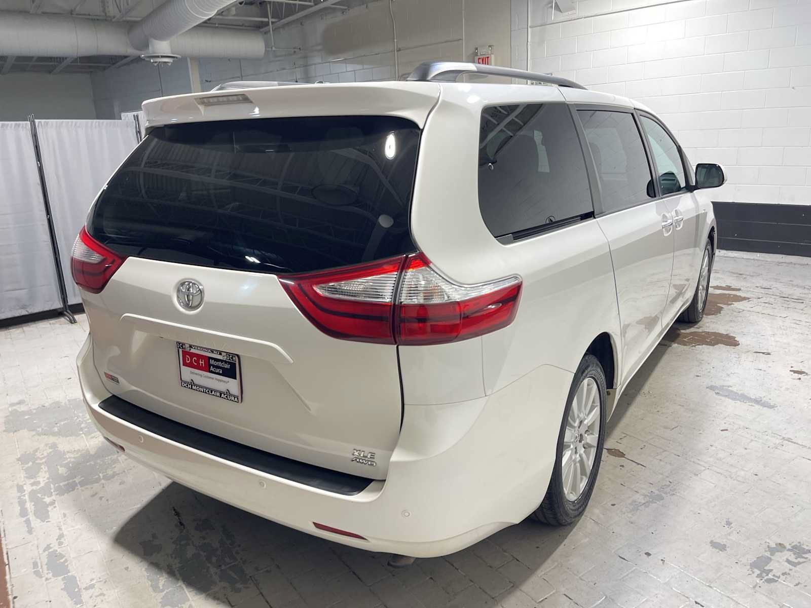 Used 2017 Toyota Sienna XLE w/ XLE Navigation Package AWD/4WD image 26