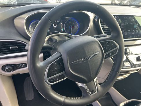 Used 2023 Chrysler Pacifica Touring-L image 23
