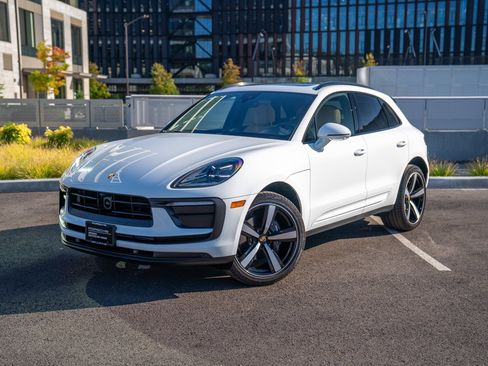 Certified 2026 Porsche Macan AWD/4WD image 1