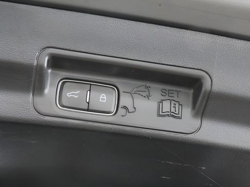 Used 2022 Ford Explorer Limited w/ Equipment Group 301A AWD/4WD image 35