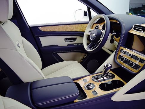 New 2025 Bentley Bentayga Plug-In Hybrid image 34