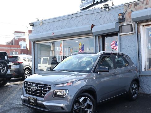 Used 2023 Hyundai Venue Limited image 3