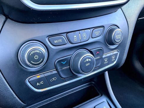 Used 2021 Jeep Cherokee Latitude Plus image 27