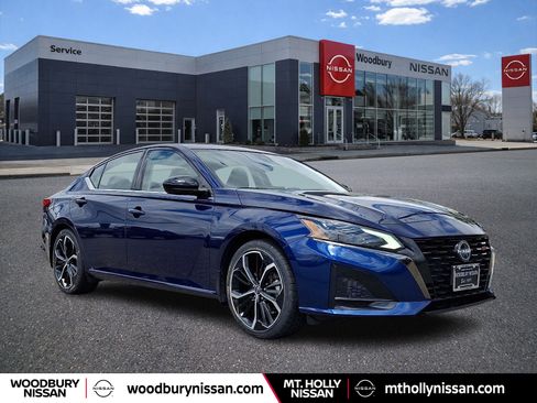 Certified 2023 Nissan Altima 2.5 SR w/ SR Premium Package FWD image 1