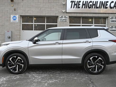 Used 2023 Mitsubishi Outlander SE image 3