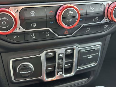 Used 2018 Jeep Wrangler Unlimited Sahara image 24