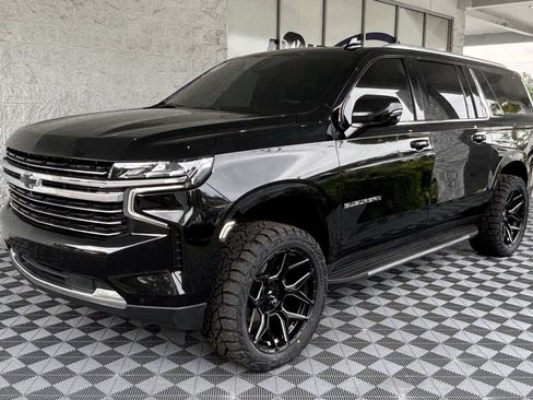 Used 2022 Chevrolet Suburban LT w/ Luxury Package AWD/4WD image 39