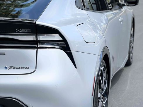 Used 2023 Toyota Prius Prime Premium FWD image 30