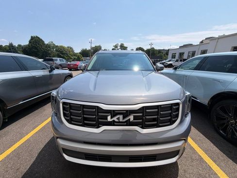 Used 2025 Kia Telluride S AWD/4WD image 2