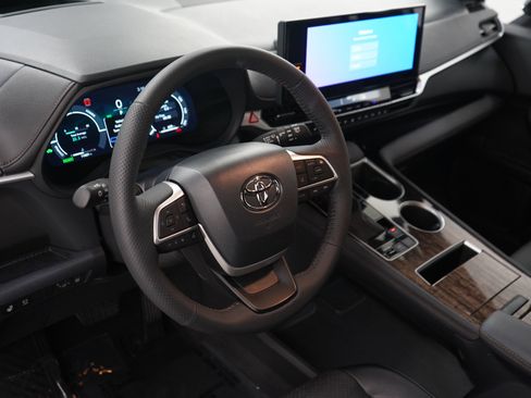 Used 2025 Toyota Sienna Platinum AWD/4WD image 24