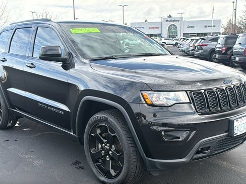 Used 2019 Jeep Grand Cherokee Laredo image 1