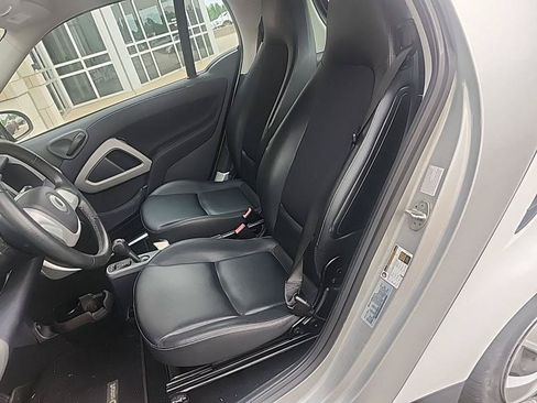 Used 2015 smart fortwo pure RWD image 6