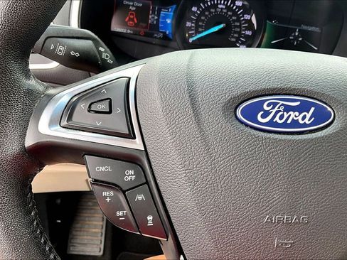 Used 2019 Ford Edge Titanium image 26