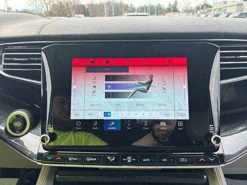 Certified 2022 Jeep Wagoneer Series I w/ Convenience Group I AWD/4WD image 28