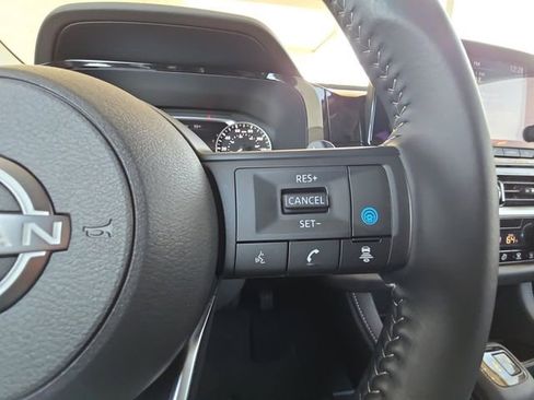 Used 2025 Nissan Pathfinder SV image 12