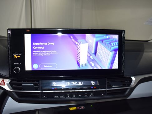 Used 2025 Toyota Sienna XLE FWD image 18