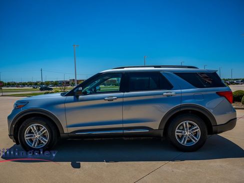 Used 2021 Ford Explorer XLT w/ Equipment Group 202A RWD image 4